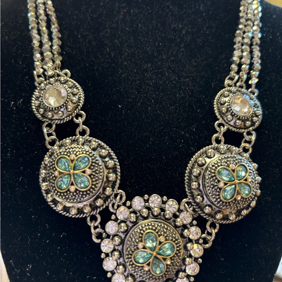 NWOT Ginger Snaps Facet Statement Necklace
Size 18”-21” - Picture 3 of 4